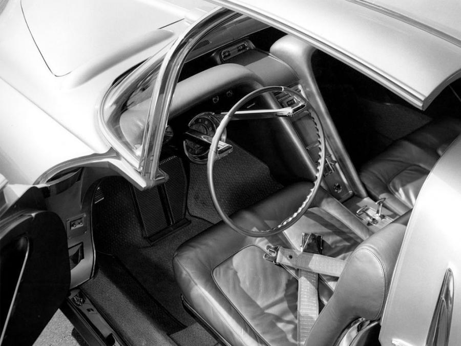 Интерьер Oldsmobile Golden Rocket Concept Car 1956 года  (фото 7 из 7)